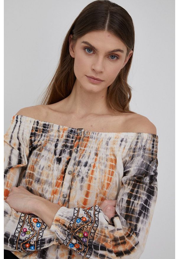 Desigual bluza bawełniana damska wzorzysta. Okazja: na co dzień. Typ kołnierza: dekolt hiszpanka. Materiał: bawełna. Styl: casual