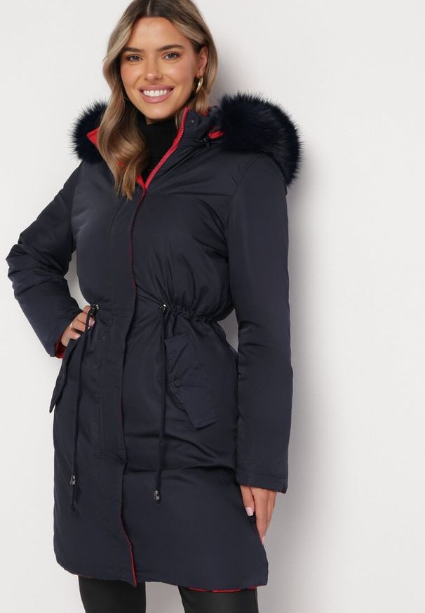 Born2be - Granatowa Dwustronna Kurtka za Kolano z Kapturem z Futerkiem Zephyro. Typ kołnierza: kaptur. Kolor: niebieski. Materiał: futro. Długość: długie. Wzór: gładki, aplikacja