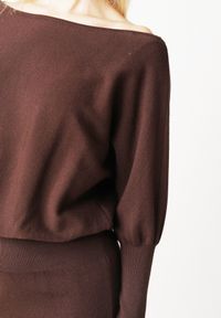 Born2be - Brązowa Dzianinowa Sukienka z Wiskozą o Nietoperzowym Kroju z Dekoltem w Łódkę Tisan. Okazja: na co dzień, na spotkanie biznesowe. Typ kołnierza: dekolt w łódkę. Kolor: brązowy. Materiał: dzianina, wiskoza. Styl: casual, biznesowy #5