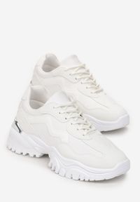 Renee - Białe Sneakersy Ozdobione Metaliczną Wstawką na Grubej Podeszwie Ashtonia. Kolor: biały. Wzór: aplikacja