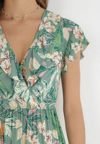 Born2be - Zielona Sukienka w Kwiaty z Wiskozy z Kopertowym Dekoltem Narma. Typ kołnierza: dekolt kopertowy. Kolor: zielony. Materiał: wiskoza. Długość rękawa: krótki rękaw. Wzór: kwiaty. Typ sukienki: kopertowe. Długość: maxi #6