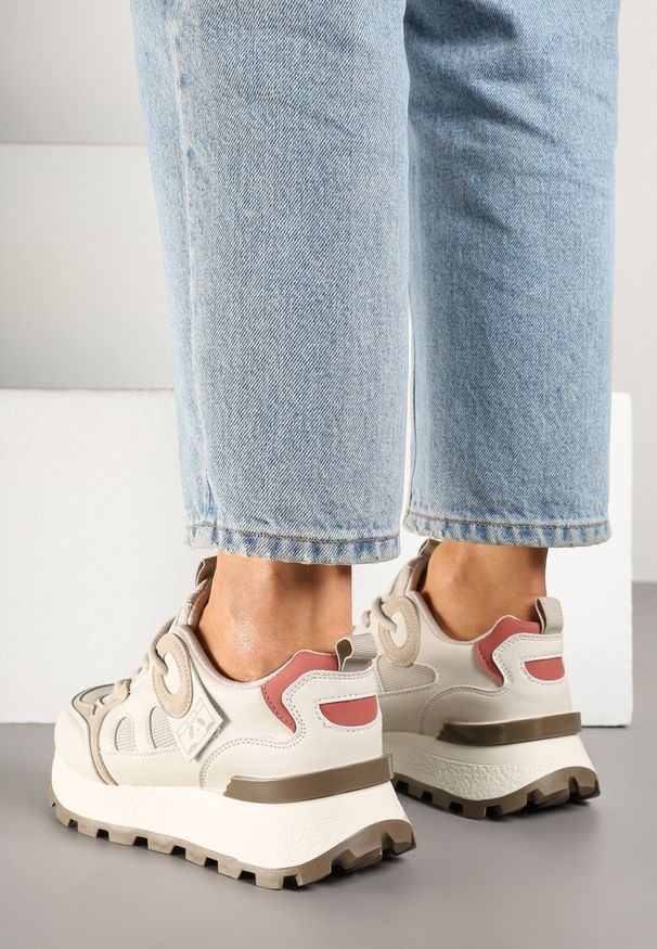Renee - Beżowe Sneakersy Ozdobione Geometrycznym Motywem Tolissea. Okazja: na co dzień. Kolor: beżowy. Materiał: jeans. Wzór: aplikacja, geometria