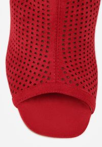 Renee - Czerwone Sandały Vices na Słupku z Ażurową Cholewką i Odkrytymi Noskami Uliri. Okazja: na co dzień, na spacer. Kolor: czerwony. Wzór: ażurowy. Sezon: lato. Obcas: na słupku. Styl: casual, elegancki. Wysokość obcasa: średni #2