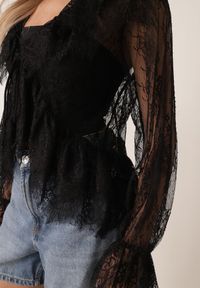 Born2be - Czarna Bawełniana Bluzka z Transparentnej Koronki z Falbankami w Stylu Boho Palamna. Okazja: na co dzień. Typ kołnierza: kołnierz z falbankami. Kolor: czarny. Materiał: bawełna, koronka. Długość: długie. Wzór: koronka. Styl: boho #4