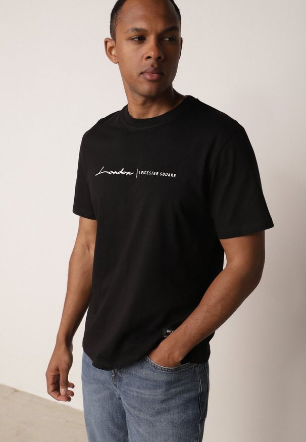Born2be - Czarna Koszulka T-shirt z Bawełny z Ozdobnym Nadrukiem Daphileia. Okazja: na co dzień. Kolor: czarny. Materiał: bawełna. Długość: krótkie. Wzór: nadruk. Styl: casual