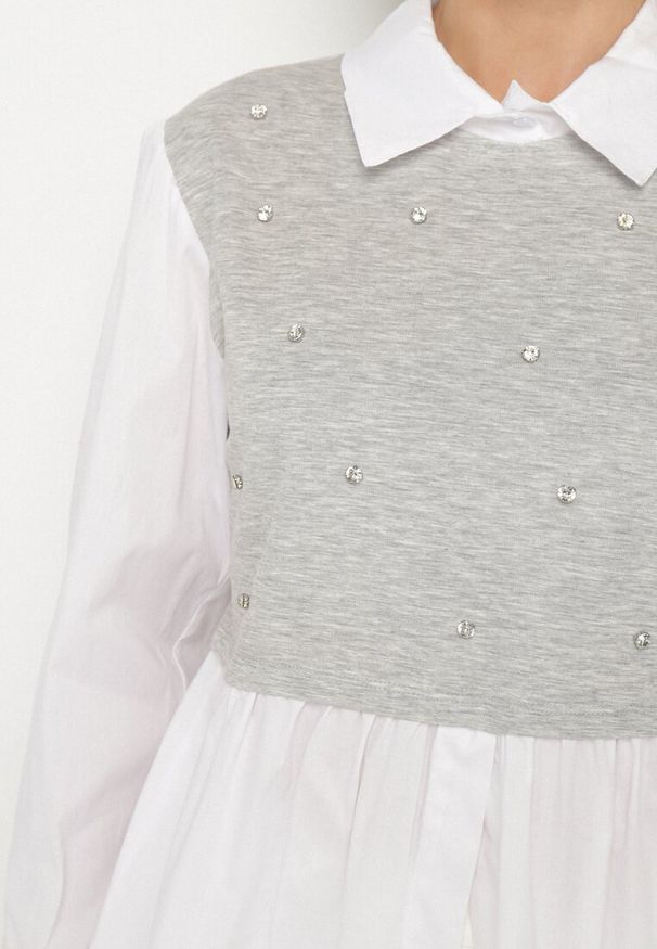 Born2be - Szara Rozkloszowana Bluzka Koszulowa z Wiskozą z Wszytą Kamizelką z Cyrkoniami Uliaviela. Okazja: na co dzień. Typ kołnierza: kołnierzyk klasyczny. Kolor: szary. Materiał: wiskoza. Długość rękawa: długi rękaw. Długość: długie. Wzór: aplikacja. Styl: casual, elegancki, klasyczny