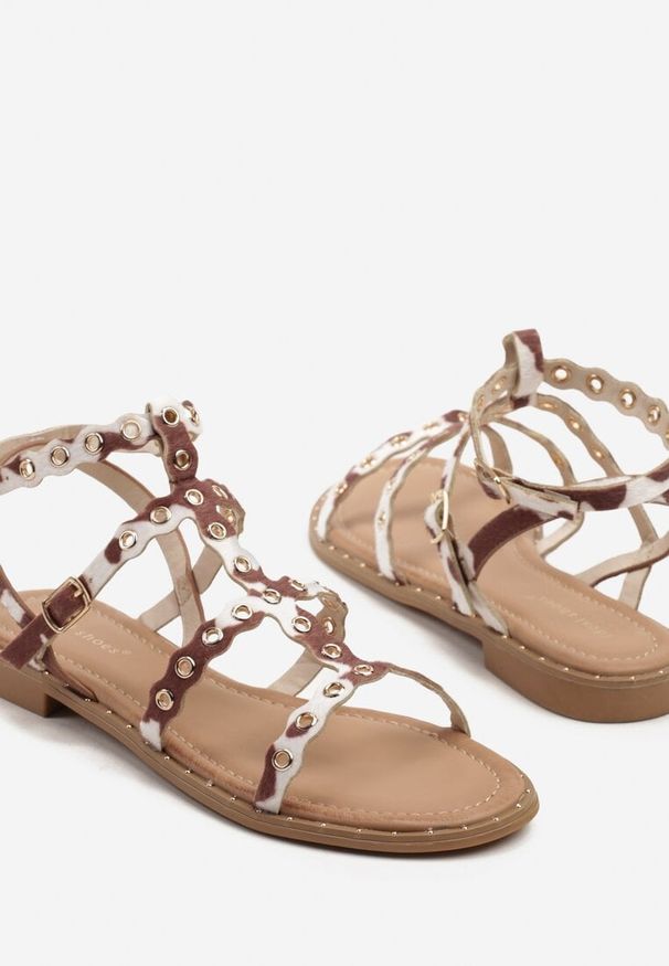 Born2be - Brązowo-Białe Sandały w Łaty w Stylu Gladiatorek z Nitami Divonne. Okazja: na co dzień, na spacer. Kolor: brązowy. Styl: casual, elegancki