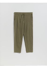 Reserved - Spodnie jogger z lnem - oliwkowy. Kolor: oliwkowy. Materiał: len