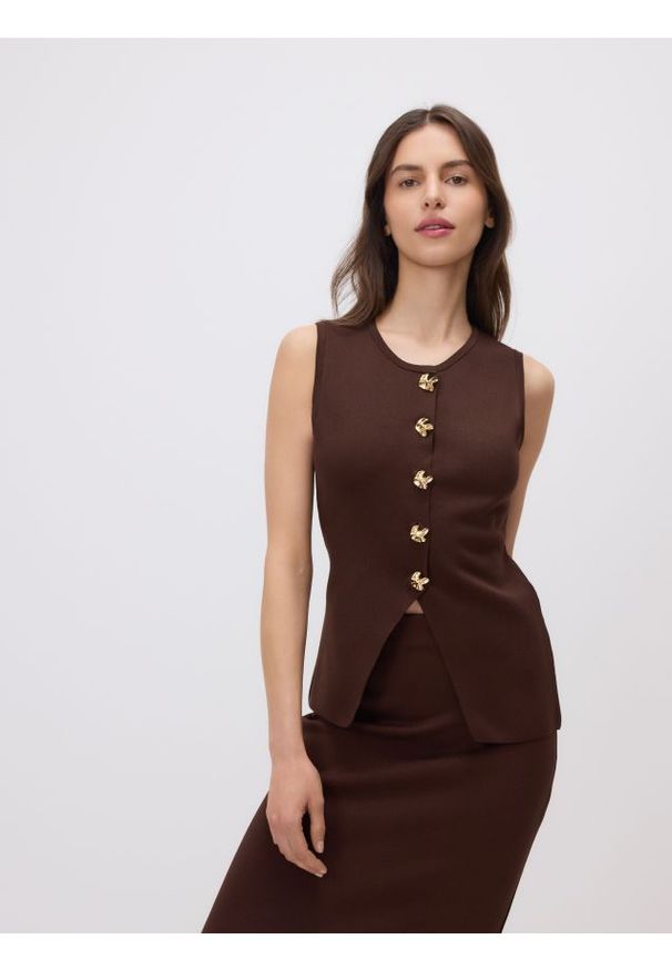 Reserved - Taliowana kamizelka - ciemnobrązowy. Kolor: brązowy. Materiał: dzianina. Wzór: gładki