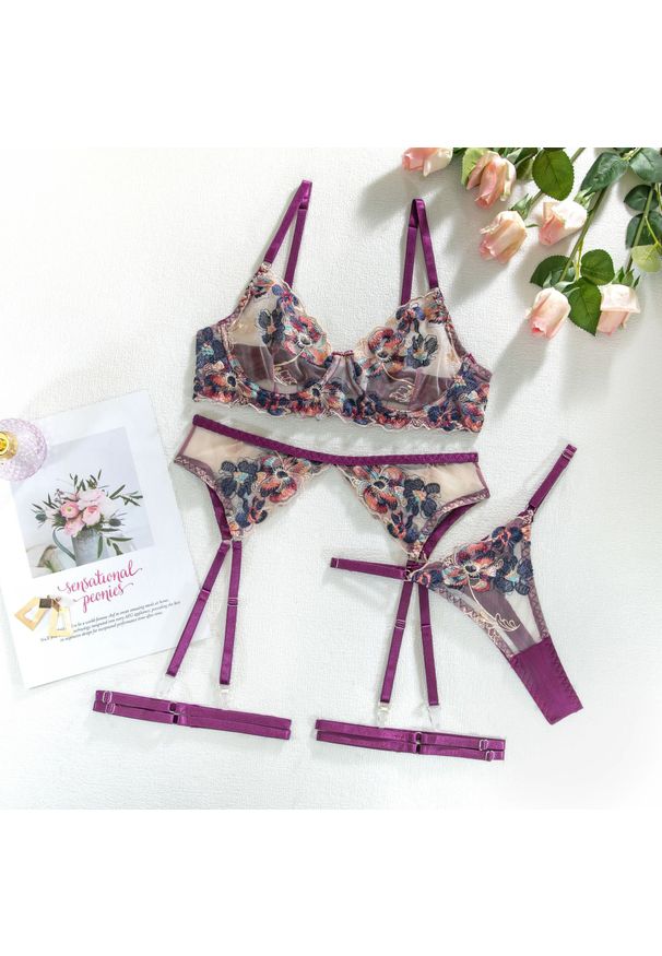 Intica - Komplet bielizny z haftem na romantyczne wieczory Alissone. Kolor: wielokolorowy. Materiał: materiał. Wzór: haft