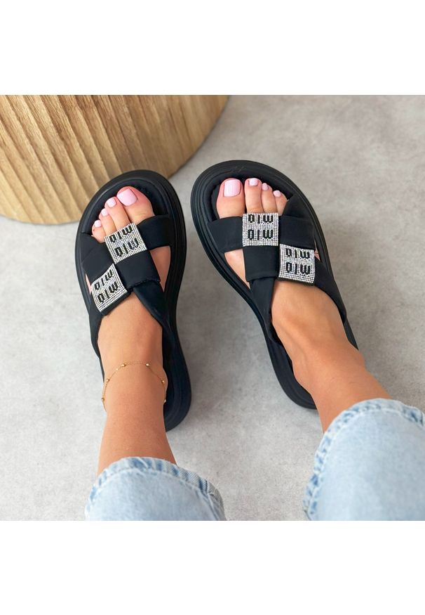 POTOCKI - Czarne klapki damskie na platformie Potocki 16347. Okazja: na co dzień, na spacer. Kolor: czarny. Materiał: skóra. Wzór: aplikacja. Sezon: wiosna, lato. Styl: casual, klasyczny, elegancki