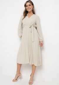 Born2be - Jasnobeżowa Sukienka Mesyre. Okazja: do pracy, na randkę. Typ kołnierza: dekolt w kształcie V. Kolor: beżowy. Materiał: materiał. Typ sukienki: plisowane, kopertowe. Długość: midi #4