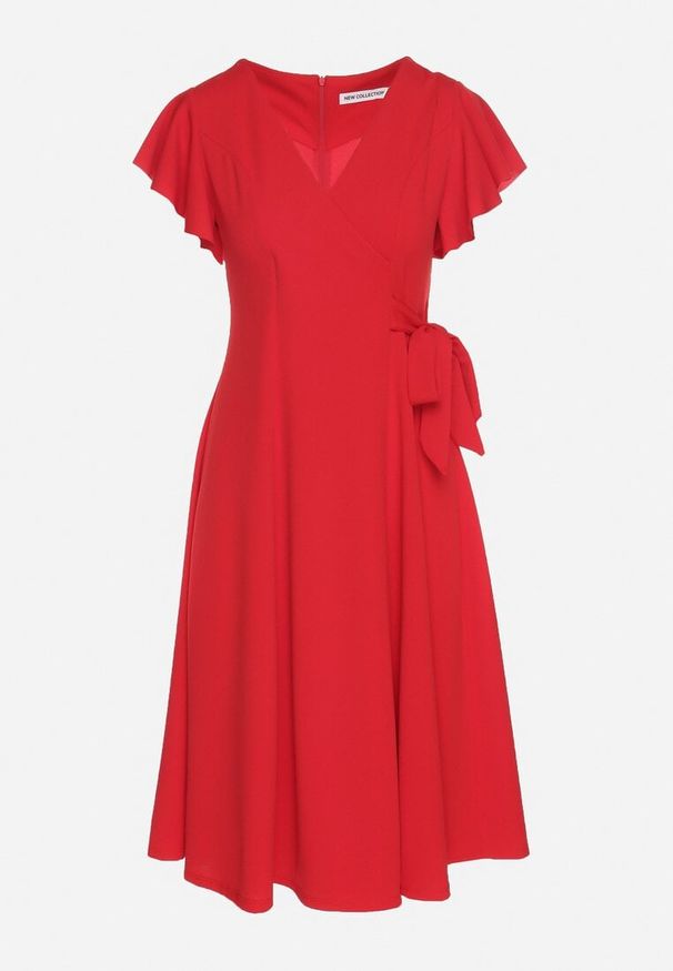 Born2be - Czerwona Rozkloszowana Sukienka Kopertowa z Wiązaniem w Talii Dannila. Kolor: czerwony. Wzór: aplikacja. Typ sukienki: kopertowe