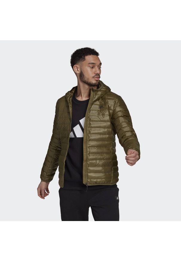 Adidas - Varilite Hooded Down Jacket. Kolor: zielony. Materiał: puch. Sport: turystyka piesza