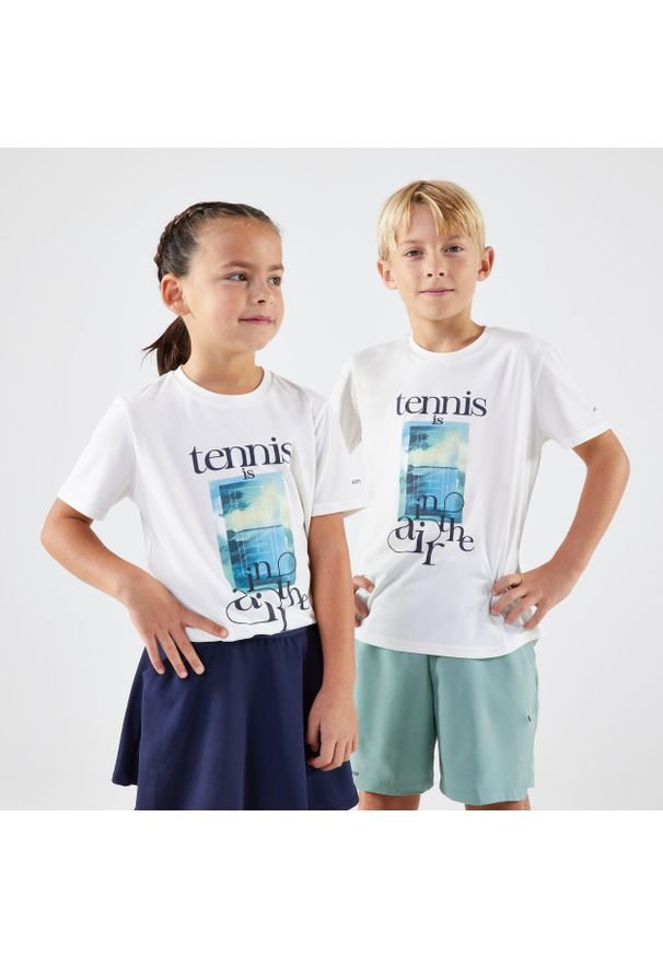 ARTENGO - Koszulka do tenisa dla dzieci Artengo TTS Essential Tennis is in the Air. Kolor: niebieski, biały, wielokolorowy. Materiał: materiał, poliester. Sport: tenis