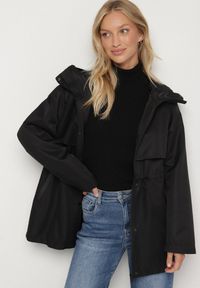 Born2be - Czarna Klasyczna Kurtka Parka z Kapturem i Ściągaczem w Pasie Cinelle. Okazja: na co dzień. Typ kołnierza: kaptur. Kolor: czarny. Materiał: jeans, skóra. Styl: klasyczny #6