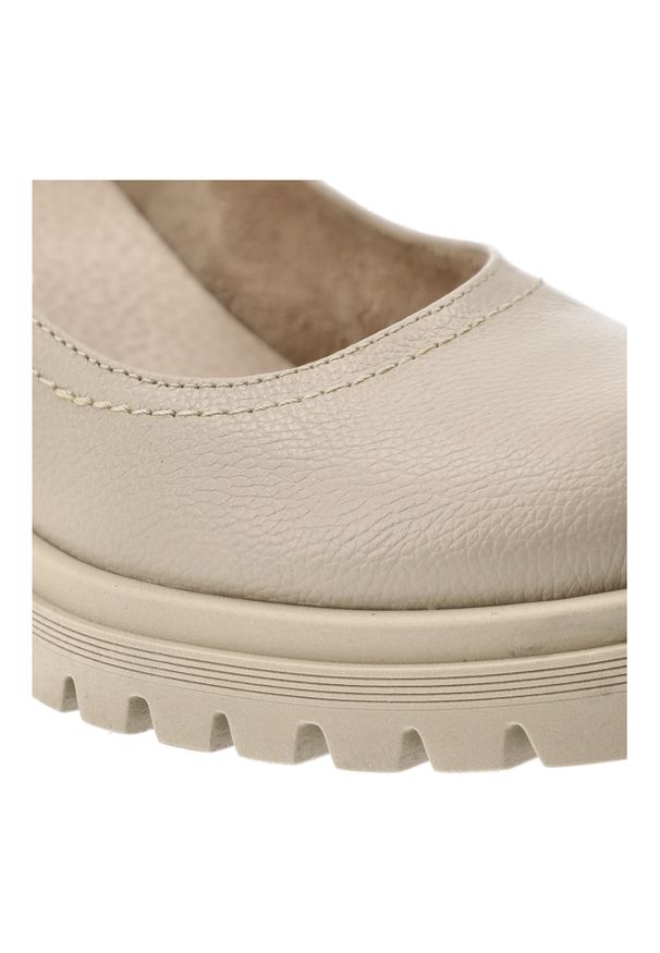 Półbuty damskie Armodo, cholewka ze skóry naturalnej o gładkim wykończeniu, klasyczna linia z zaokrąglonym noskiem, stabilny obcas osadzony na grubej. Okazja: na co dzień. Kolor: beżowy. Materiał: skóra. Szerokość cholewki: normalna. Wzór: gładki. Obcas: na obcasie. Styl: klasyczny. Wysokość obcasa: średni