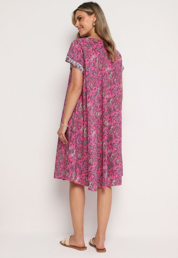 Born2be - Fuksjowa Wiskozowa Sukienka Rozkloszowana we Wzór Paisley Mastis. Kolor: różowy. Materiał: wiskoza. Wzór: paisley