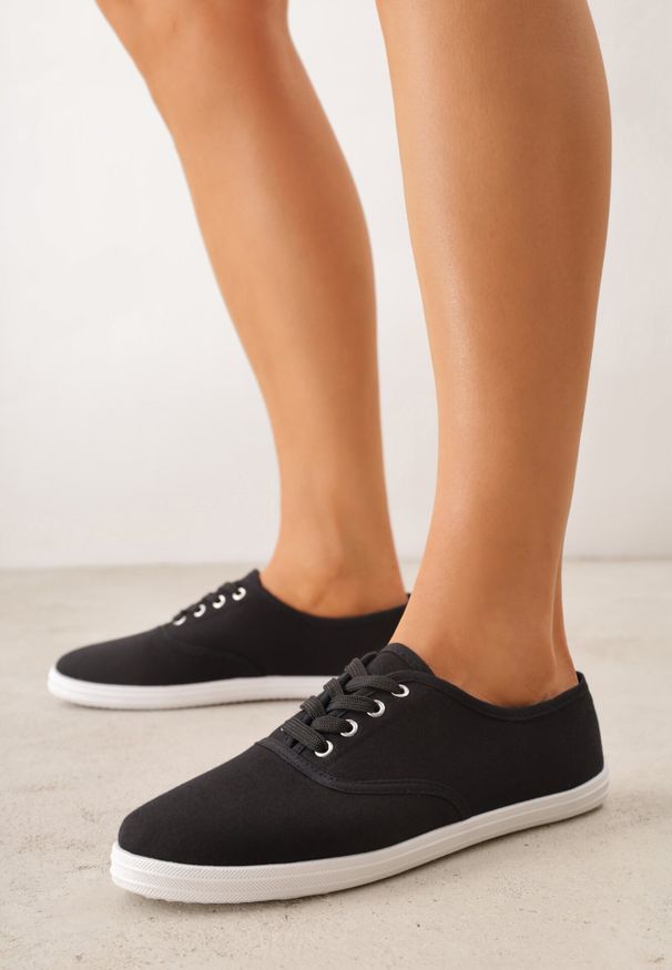 Born2be - Czarne Tenisówki na Płaskiej Podeszwie ze Sznurowaniem i Okrągłym Noskiem Ezoma. Wysokość cholewki: przed kostkę. Nosek buta: okrągły. Kolor: czarny. Wzór: kropki. Obcas: na płaskiej podeszwie