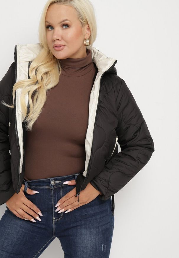 Born2be - Czarna Kurtka Krótka z Pikowaniem i Odpinanym Kapturem Taraes. Okazja: na co dzień. Kolor: czarny. Materiał: jeans. Długość: krótkie. Styl: elegancki, casual