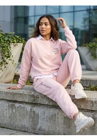 Sinsay - Spodnie jogger z miękkim wnętrzem - różowy. Kolor: różowy