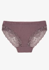 Born2be - Ciemnofioletowe Prążkowane Majtki Figi z Bawełny Zdobione Koronką Erwelia. Kolor: fioletowy. Materiał: bawełna, prążkowany, koronka. Wzór: aplikacja, koronka