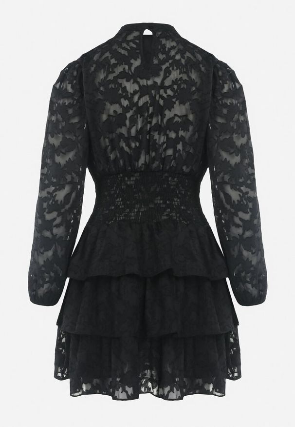 Born2be - Czarna Taliowana Sukienka Mini Koronkowa z Falbankami Ciluna. Okazja: na co dzień. Typ kołnierza: kołnierz z falbankami. Kolor: czarny. Materiał: koronka. Wzór: aplikacja. Styl: elegancki, klasyczny, casual. Długość: mini
