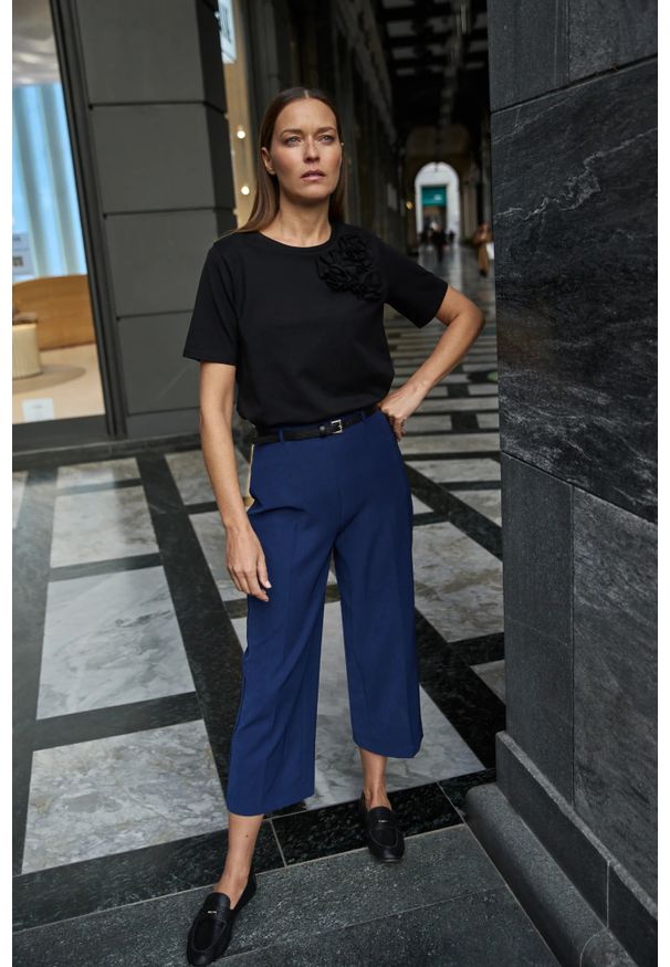 MOODO - Spodnie z paskiem granatowe. Kolor: niebieski. Materiał: poliester, elastan