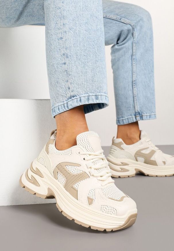 Renee - Beżowe Sneakersy na Platformie z Tłoczeniem i Geometrycznym Wzorem Melvila. Kolor: beżowy. Materiał: jeans. Wzór: geometria. Obcas: na platformie