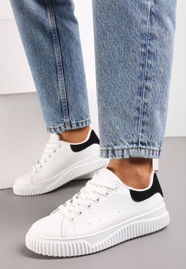 Renee - Biało-Czarne Sznurowane Sneakersy z Metaliczną Wstawką i Żłobieniami Komparre. Kolor: biały. Materiał: dresówka. Szerokość cholewki: normalna. Sezon: jesień, lato, wiosna