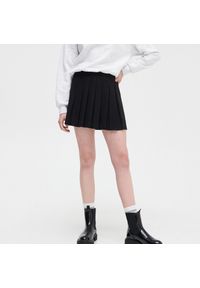 Cropp - Spódnica mini z plisowaniem - Czarny. Kolor: czarny. Materiał: tkanina, włókno, wiskoza. Długość: krótkie #1