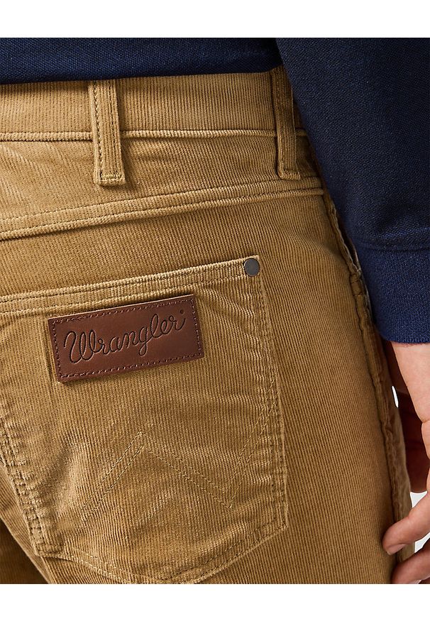 Wrangler - MĘSKIE SPODNIE SZTRUKSOWE WRANGLER GREENSBORO TIGERS EYE 11235740. Materiał: sztruks