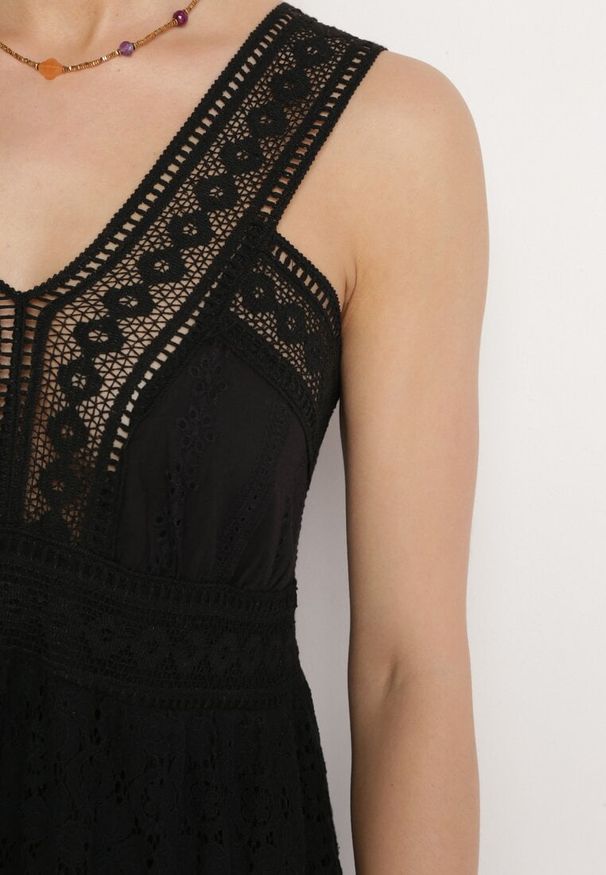 Born2be - Czarna Koronkowa Sukienka na Szerokich Ramiączkach z Falbanką Disella. Okazja: na spacer. Kolor: czarny. Materiał: koronka. Długość rękawa: na ramiączkach. Styl: elegancki