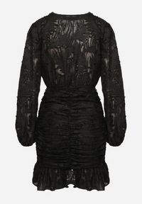 Born2be - Czarna Kopertowa Sukienka Koronkowa z Bufiastymi Rękawami Falbankami i Marszczeniem Demeriana. Typ kołnierza: kołnierz z falbankami. Kolor: czarny. Materiał: koronka. Długość rękawa: krótki rękaw. Typ sukienki: kopertowe #5