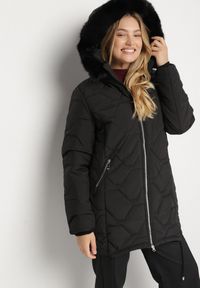 Born2be - Czarna Klasyczna Kurtka z Pikowanymi Przeszyciami i Kapturem z Futerkiem Raffisa. Okazja: na co dzień. Kolekcja: plus size. Kolor: czarny. Materiał: futro. Styl: klasyczny