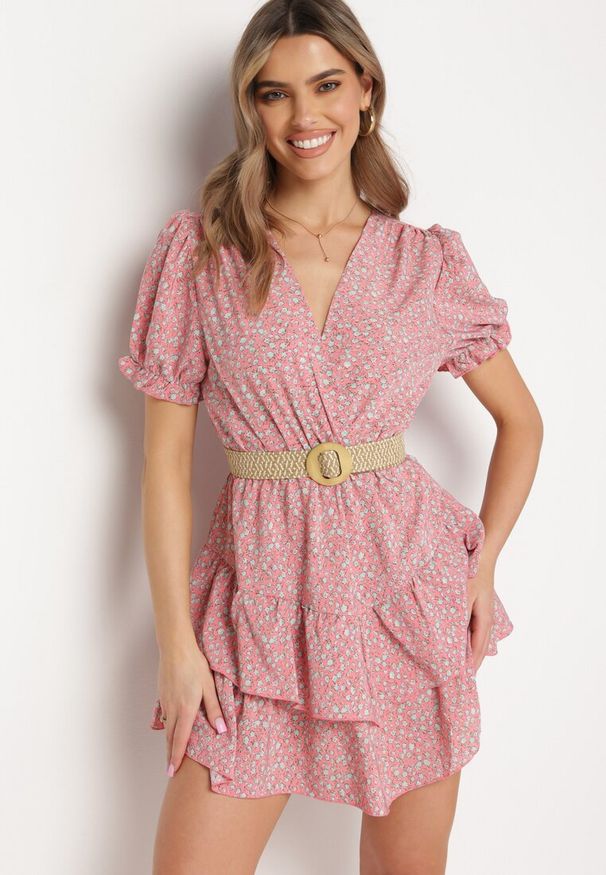 Born2be - Różowa Sukienka Mini z Falbankami i Kopertowym Dekoltem z Gumką w Talii Isarola. Typ kołnierza: kołnierz z falbankami. Kolor: różowy. Wzór: kwiaty. Sezon: lato. Typ sukienki: kopertowe. Długość: mini