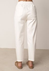 Born2be - Białe Jeansy z Bawełny o Kroju Mom Fit z Wysokim Stanem i Wiązaniem Drenlenne. Okazja: do pracy, na co dzień. Stan: podwyższony. Kolor: biały. Wzór: aplikacja. Styl: casual #3