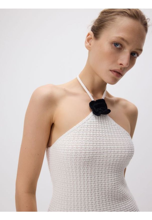 Reserved - Top z szydełkowanym kwiatem - złamana biel. Materiał: bawełna, dzianina. Wzór: kwiaty