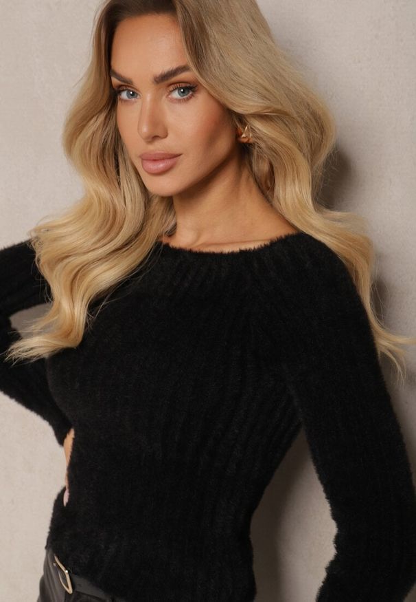 Renee - Czarny Casualowy Sweter z Futerkiem Vertida. Okazja: na co dzień. Kolor: czarny. Materiał: futro. Długość rękawa: długi rękaw. Długość: długie. Wzór: aplikacja. Sezon: zima, jesień. Styl: casual