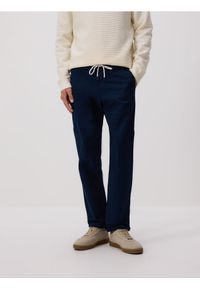 Reserved - Bawełniane spodnie chino slim - granatowy. Kolor: niebieski. Materiał: bawełna