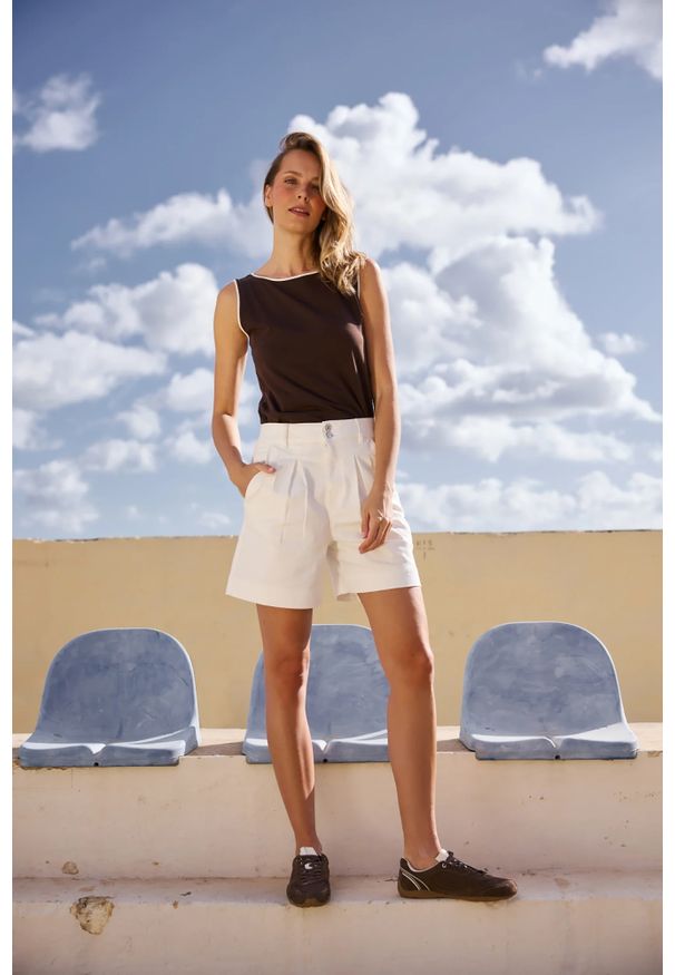 MOODO - Gładkie szorty białe. Kolor: biały. Materiał: elastan, lyocell, bawełna, wiskoza. Wzór: gładki