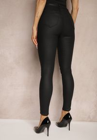 Renee - Czarne Spodnie Skinny z Imitacji Skóry Teyony. Kolor: czarny. Materiał: skóra. Wzór: aplikacja