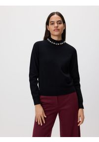 Reserved - Sweter z ozdobną aplikacją - czarny. Kolor: czarny. Materiał: dzianina, wiskoza. Wzór: aplikacja #1