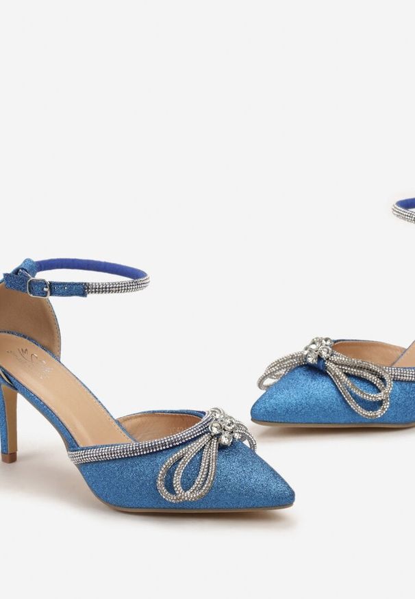 Renee - Niebieskie Szpilki z Ekoskóry na Szpilce Ozdobione Kokardą i Cyrkoniami Dovanda. Kolor: niebieski. Wzór: aplikacja. Obcas: na szpilce