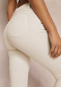 Renee - Beżowe Jeansy Skinny z Efektem Push Up Karinali. Okazja: na co dzień. Kolor: beżowy. Wzór: gładki. Styl: casual