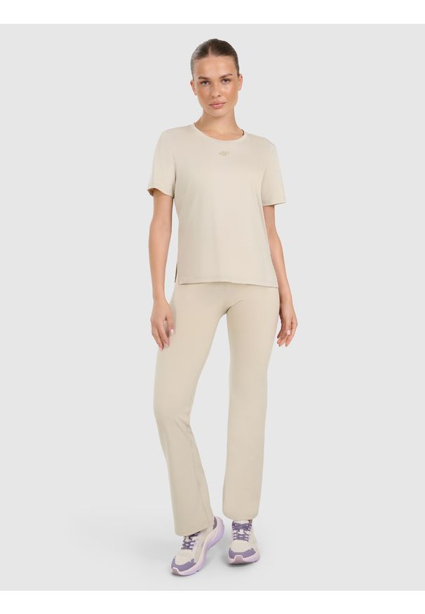 4f - 4F Koszulka treningowa regular szybkoschnąca damska - beżowa XS. Kolor: beżowy. Materiał: poliester, włókno, materiał, elastan. Długość rękawa: krótki rękaw. Długość: krótkie. Wzór: gładki, ze splotem. Sport: fitness