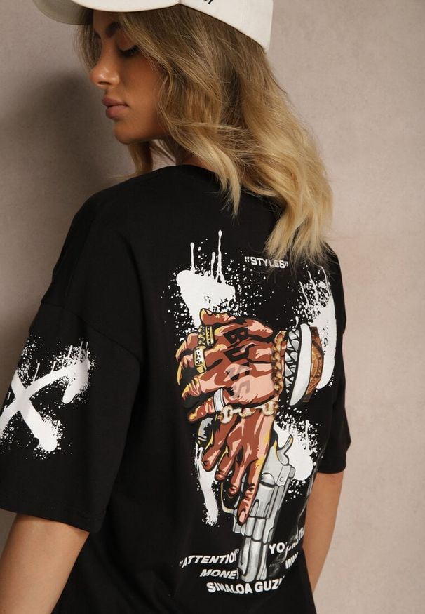 Renee - Czarna Koszulka Oversize z Bawełny Zdobiona Nadrukiem Nilravia. Okazja: na co dzień. Kolor: czarny. Materiał: bawełna. Wzór: aplikacja, nadruk. Styl: elegancki, casual