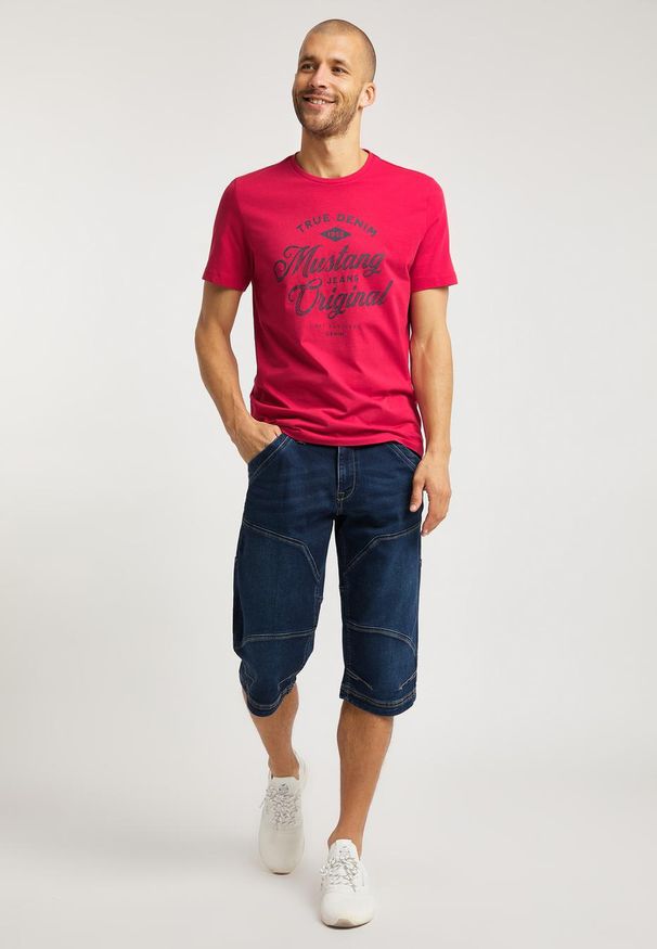 Mustang - MĘSKI T-SHIRT MUSTANG ALEX C PRINT TANGO RED 1009039 7202. Wzór: nadruk