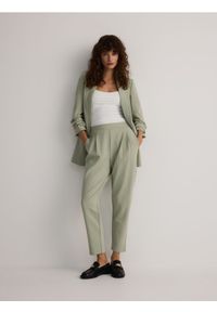 Reserved - Spodnie garniturowe w paski - miętowy. Kolor: miętowy. Materiał: dzianina. Wzór: paski #1