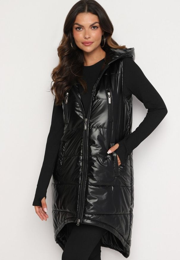 Born2be - Czarna Długa Kamizelka z Kapturem Ozdobiona Imitacją Kieszeni Mavaria. Typ kołnierza: kaptur. Kolor: czarny. Materiał: jeans. Długość: długie. Wzór: aplikacja. Sezon: jesień, wiosna. Styl: sportowy, klasyczny, elegancki